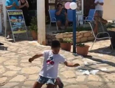 Κορίτσι χόρεψε το ζεϊμπέκικο της Ευδοκίας στο Καστελόριζο κι «έριξε» το διαδίκτυο (βιντεο) (upd)